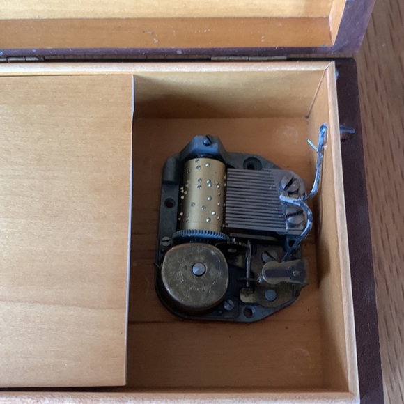 Vintage Reuge Music Box - Swiss Musical Movement Birds Wood Carved Relief - Picture 5 of 6